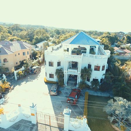 Little Savoy Guest House New Runaway Bay Eksteriør billede