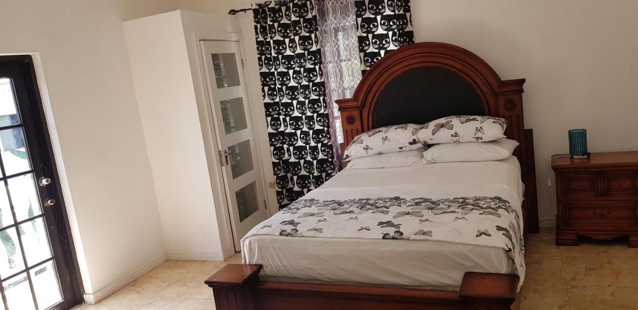Little Savoy Guest House New Runaway Bay Eksteriør billede
