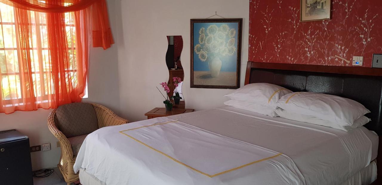 Little Savoy Guest House New Runaway Bay Eksteriør billede