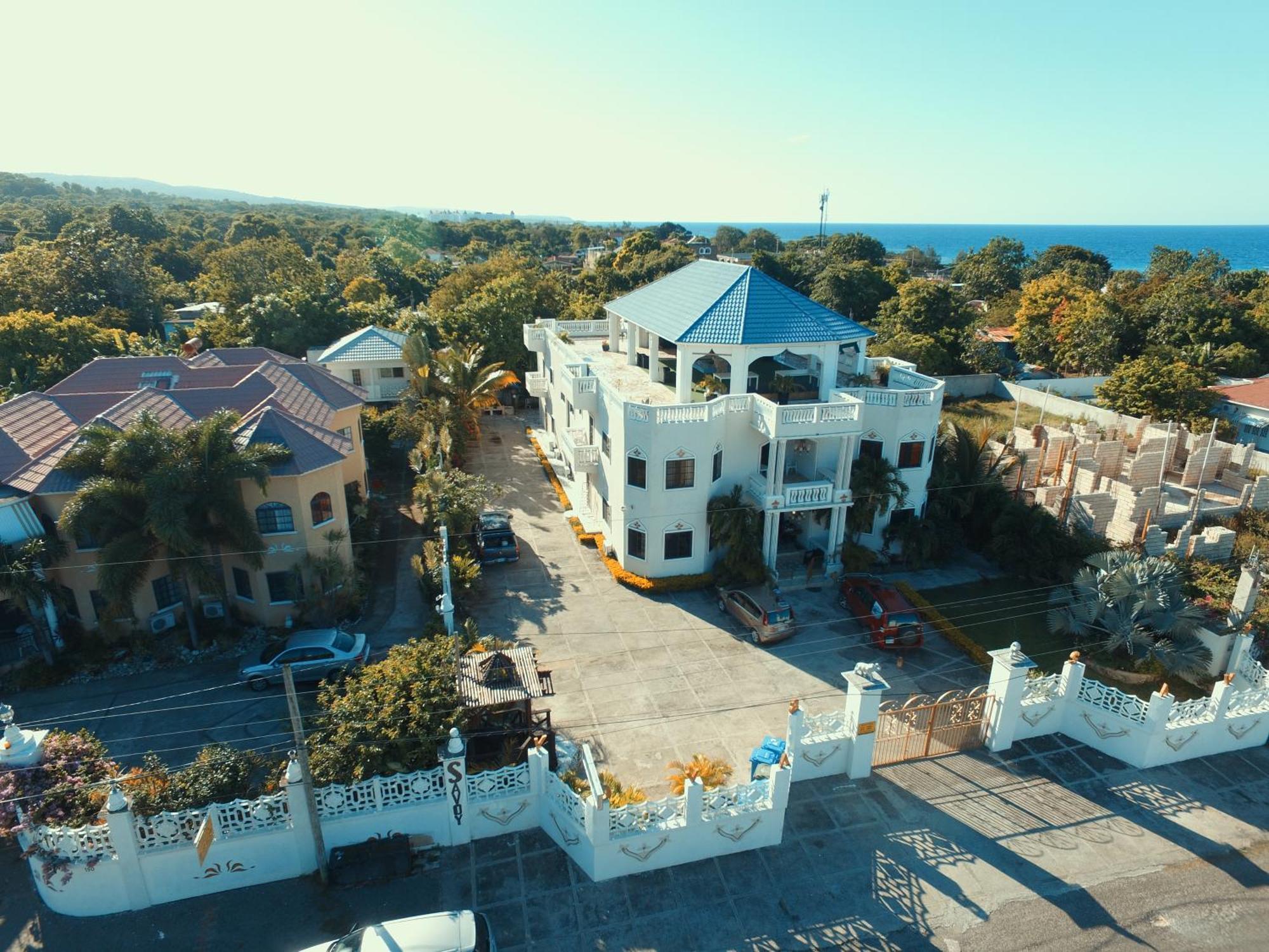 Little Savoy Guest House New Runaway Bay Eksteriør billede