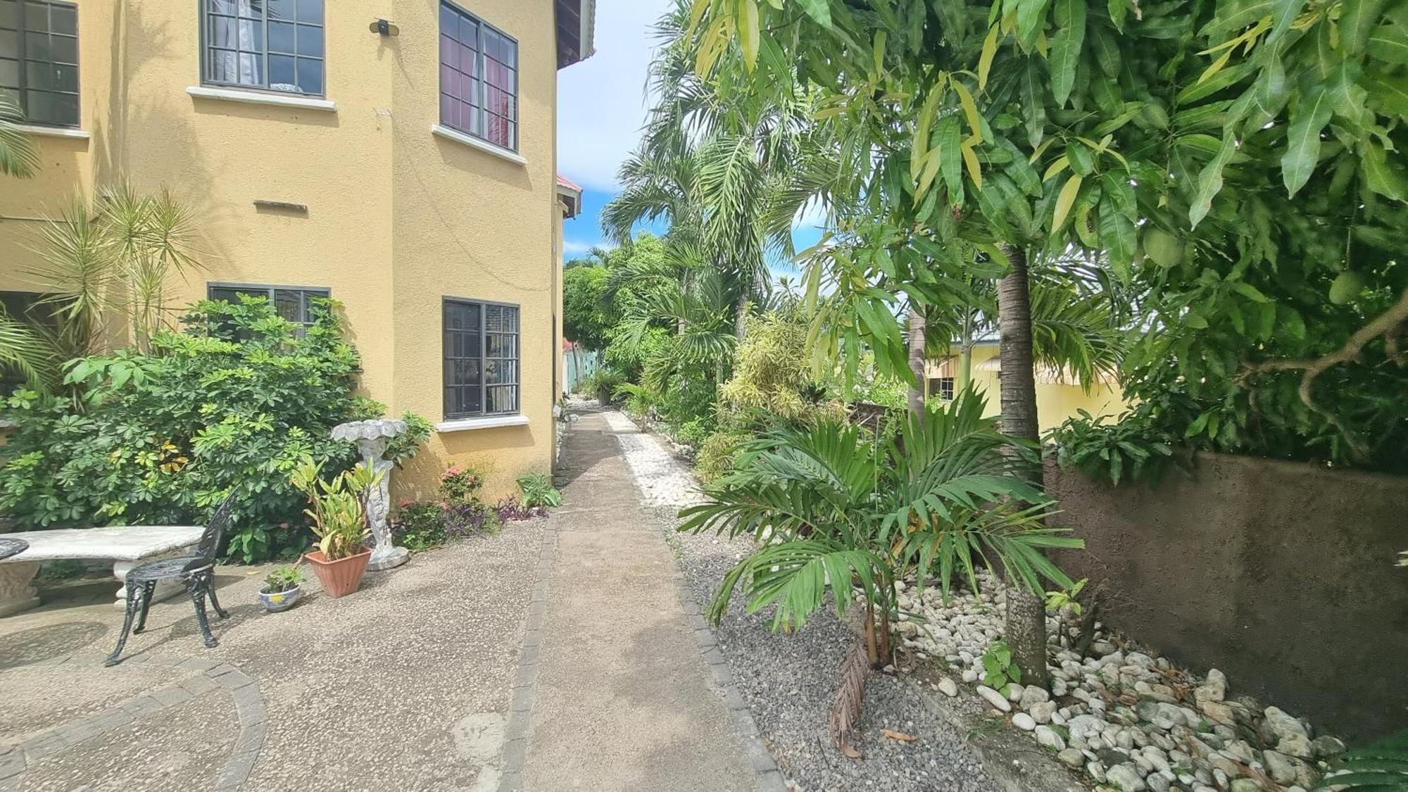 Little Savoy Guest House New Runaway Bay Eksteriør billede