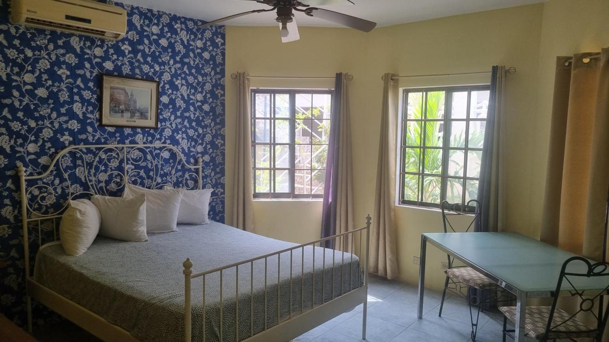 Little Savoy Guest House New Runaway Bay Eksteriør billede