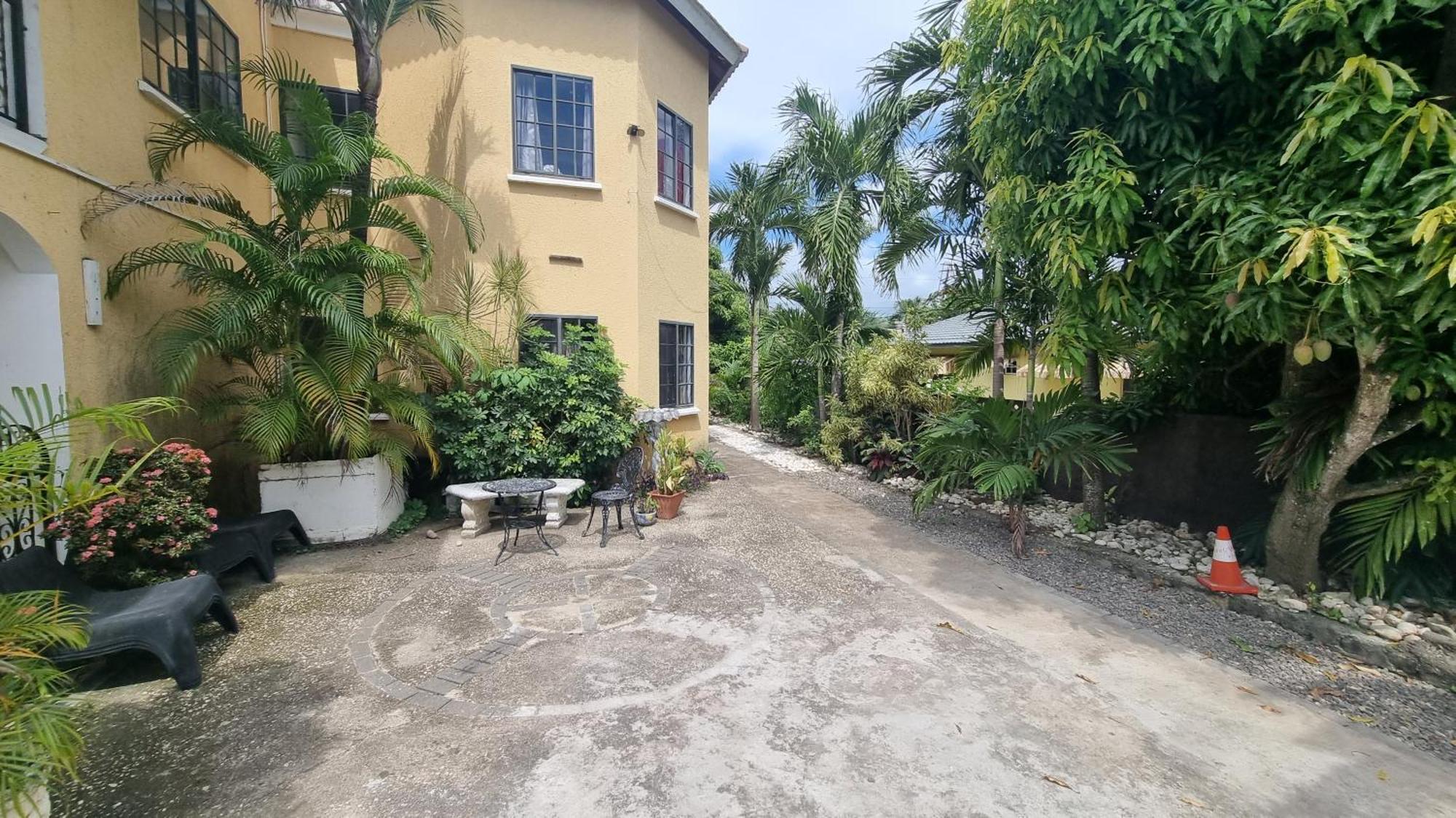 Little Savoy Guest House New Runaway Bay Eksteriør billede